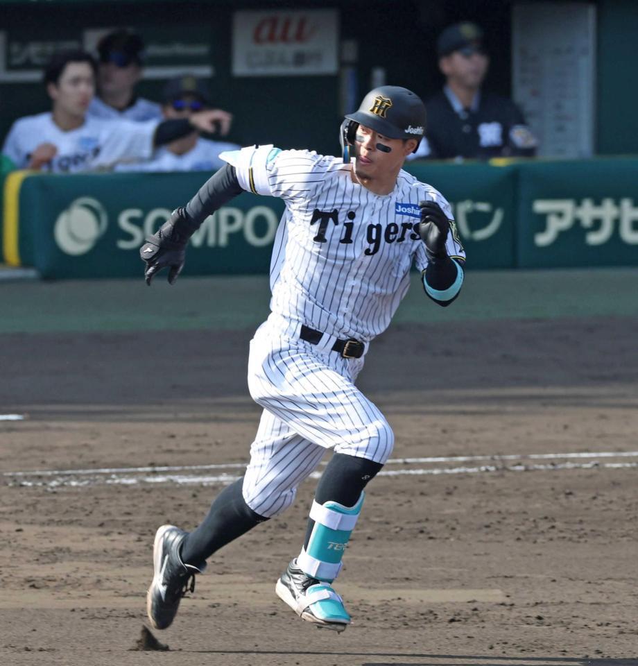 　５回、ライトへ二塁打を放つ佐藤輝（撮影・中田匡峻）