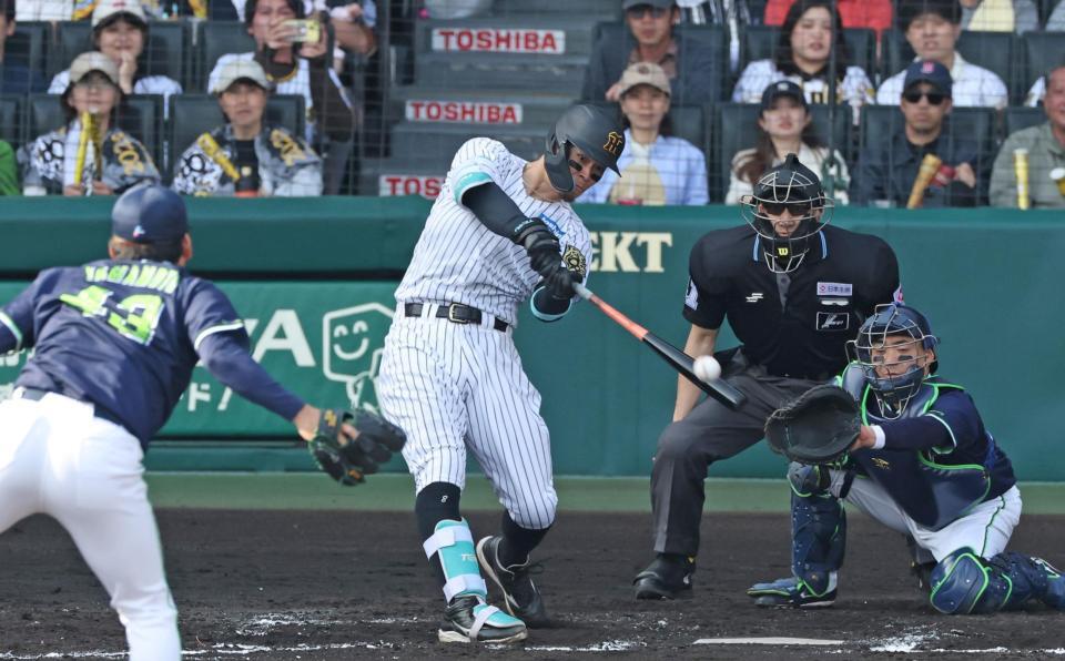 　６回、ライトへ適時三塁打を放つ佐藤輝（撮影・中田匡峻）