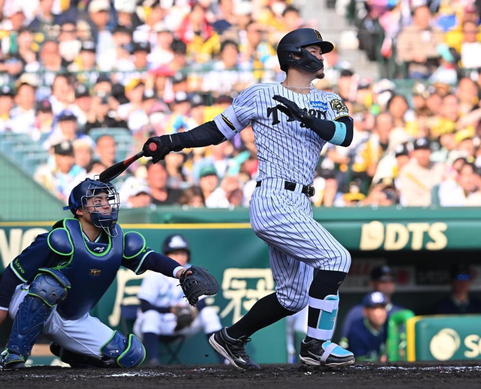 　６回、適時三塁打を放つ佐藤輝（撮影・西田忠信）