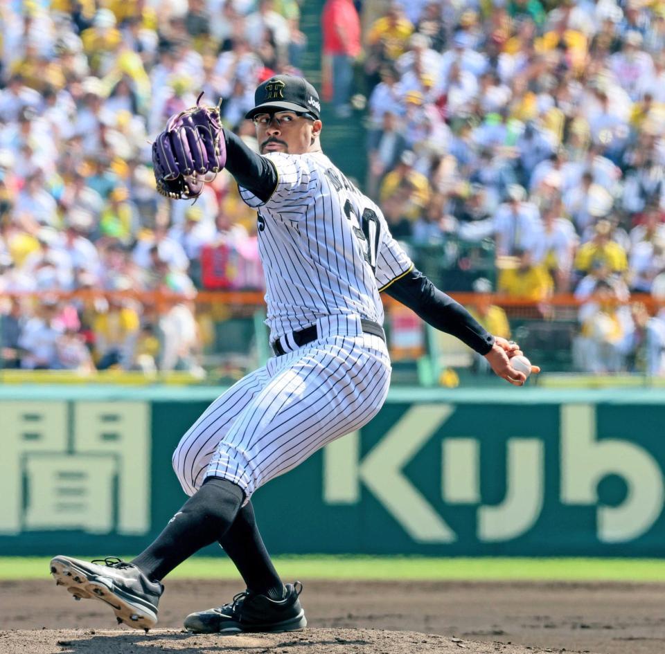 　力投するデュプランティエ（撮影・立川洋一郎）