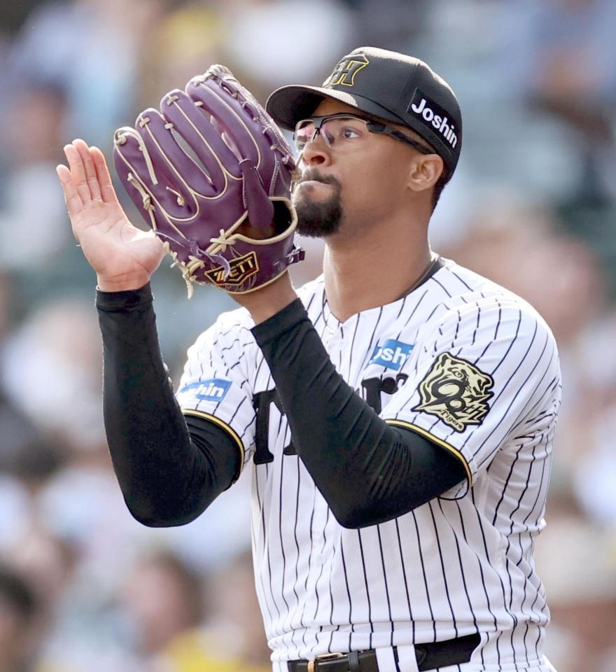 　６回、オスナを打ち取りグラブをたたくデュプランティエ（撮影・田中太一）