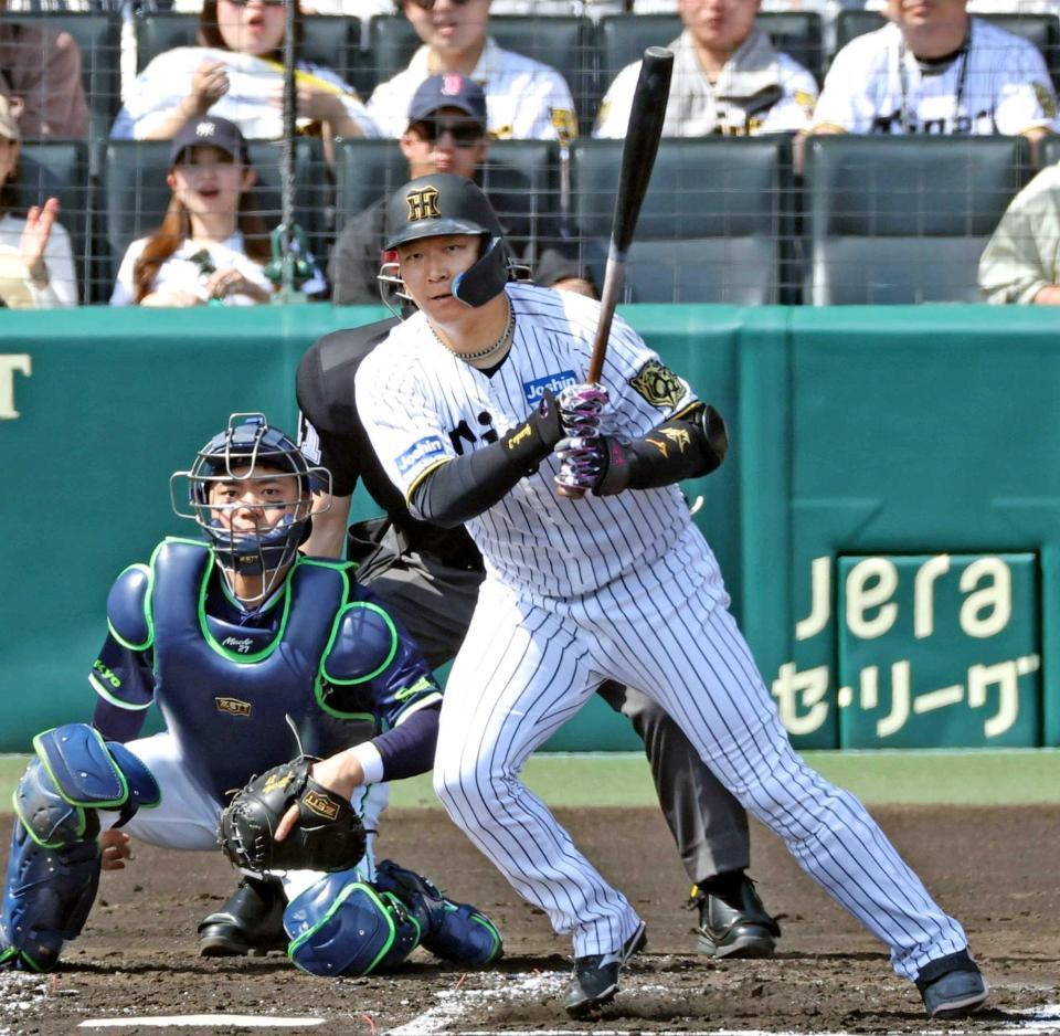 　１回、中前打を放つ大山＝撮影・中田匡峻