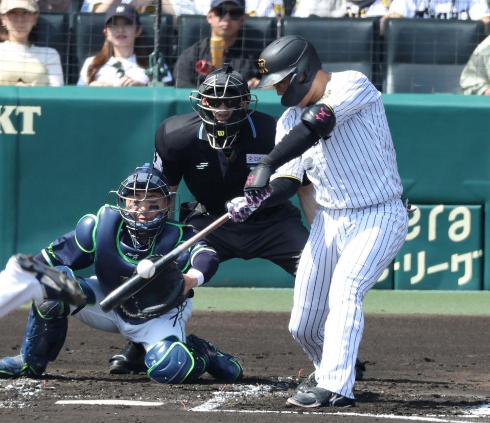 　１回、中前打を放つ大山（撮影・中田匡峻）