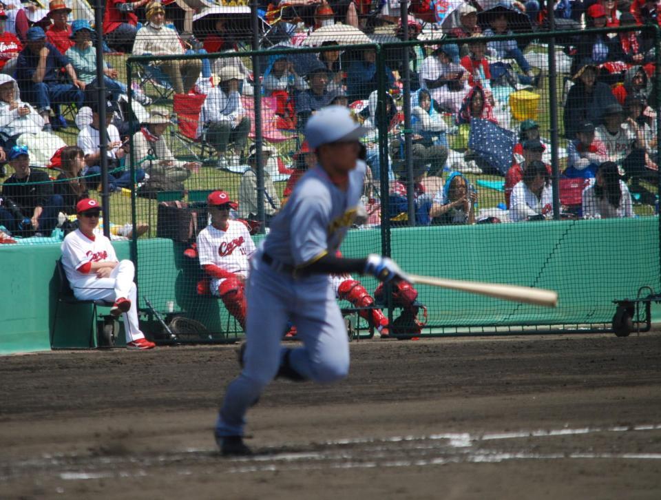 　５回、右前打を放つ戸井