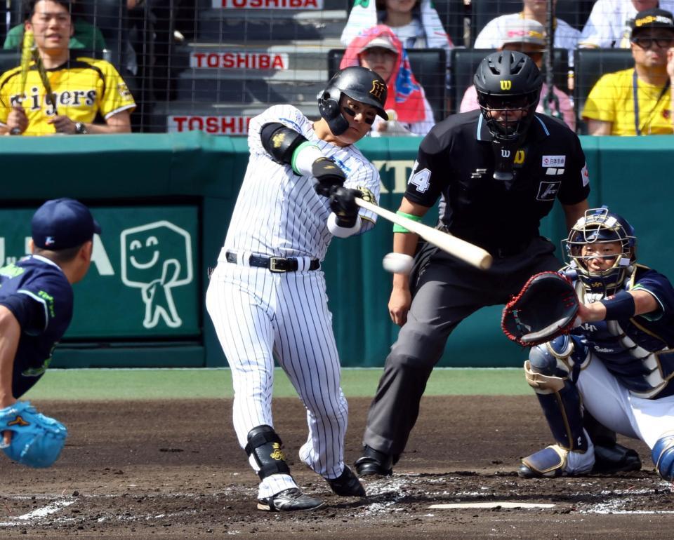 　２回、一直に倒れる前川（撮影・山口登）