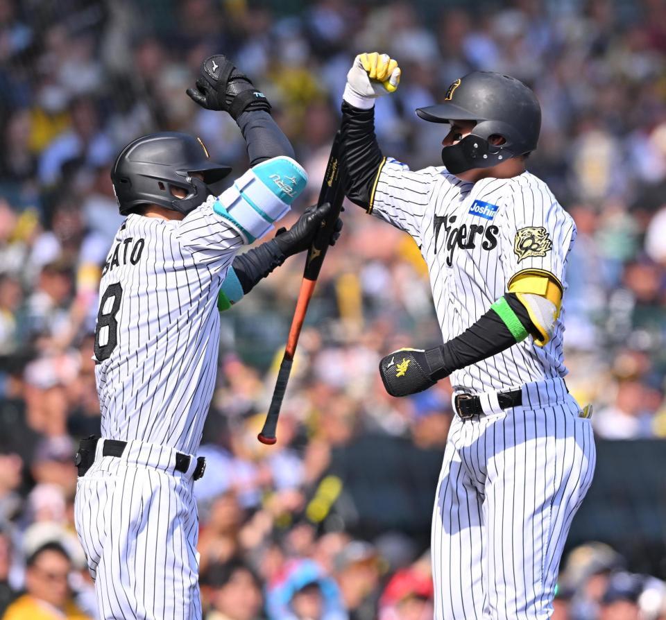 　４回、同点ソロを放ち佐藤輝（左）と喜ぶ森下（撮影・西田忠信）