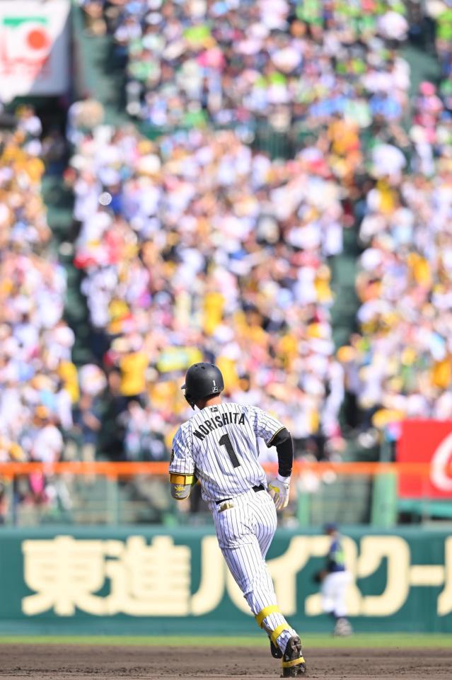 　４回、同点ソロを放ちダイヤモンドを一周する森下（撮影・西田忠信）