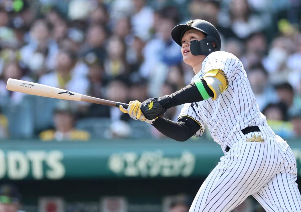 　４回、左越えへソロを放つ森下（撮影・田中太一）