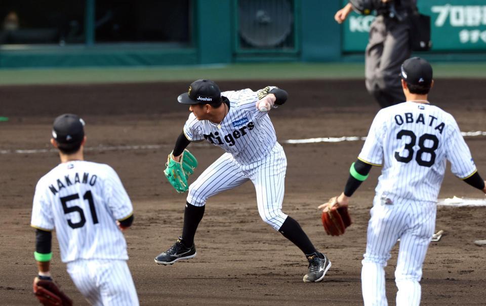 　６回、伊原（中央）はオスナの打球をグラブではじくも一塁でアウトにする（撮影・山口登）