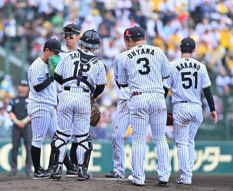 　６回、マウンドに集まる阪神ナイン（撮影・西田忠信）
