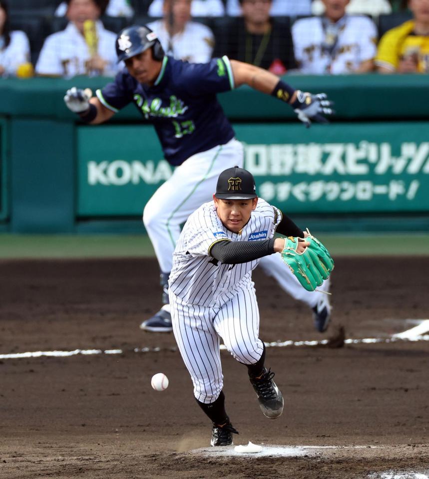 　６回、伊原はオスナの打球をはじくも一塁でアウトにする（撮影・山口登）