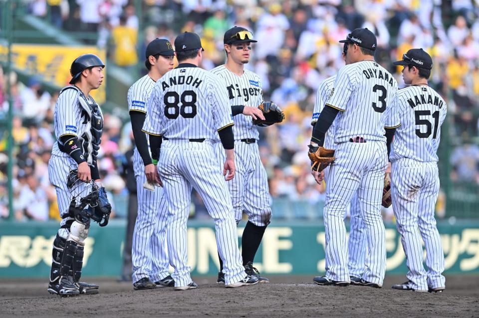 　８回、マウンドに集まる阪神ナイン（撮影・西田忠信）
