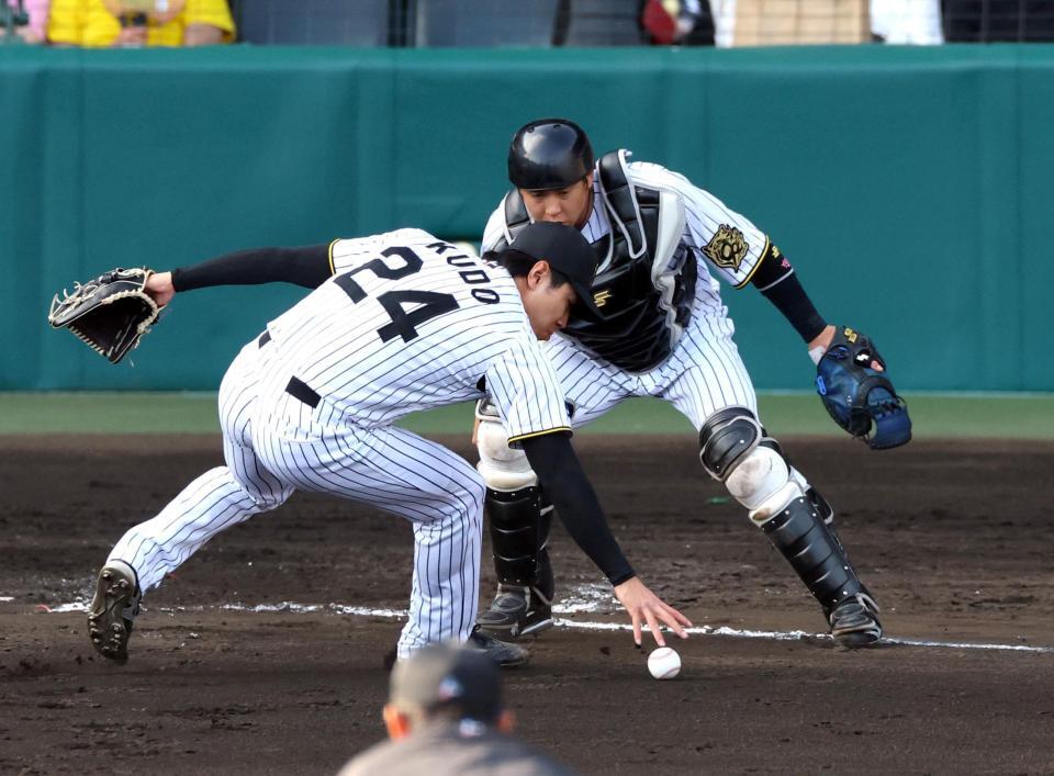 　８回、茂木の送りバントがフライになり、工藤（手前）と梅野の間に落ち出塁を許す（撮影・山口登）