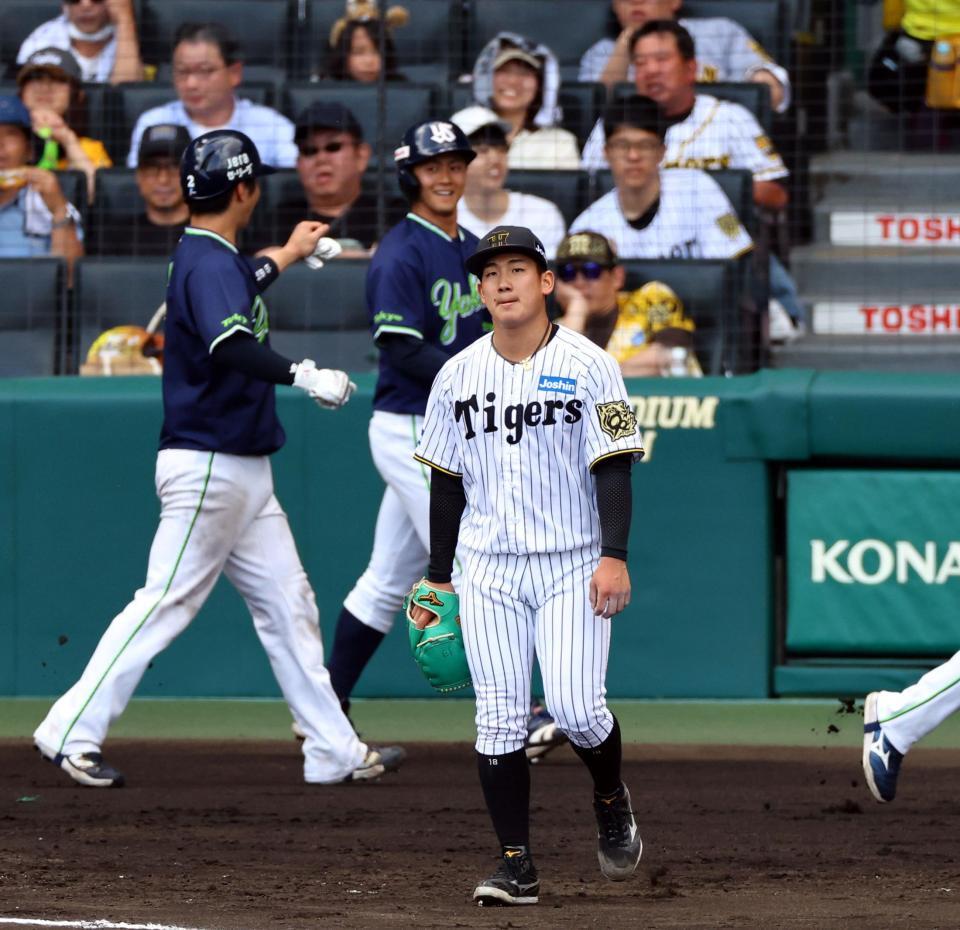 　７回、勝ち越しを許す伊原（撮影・山口登）