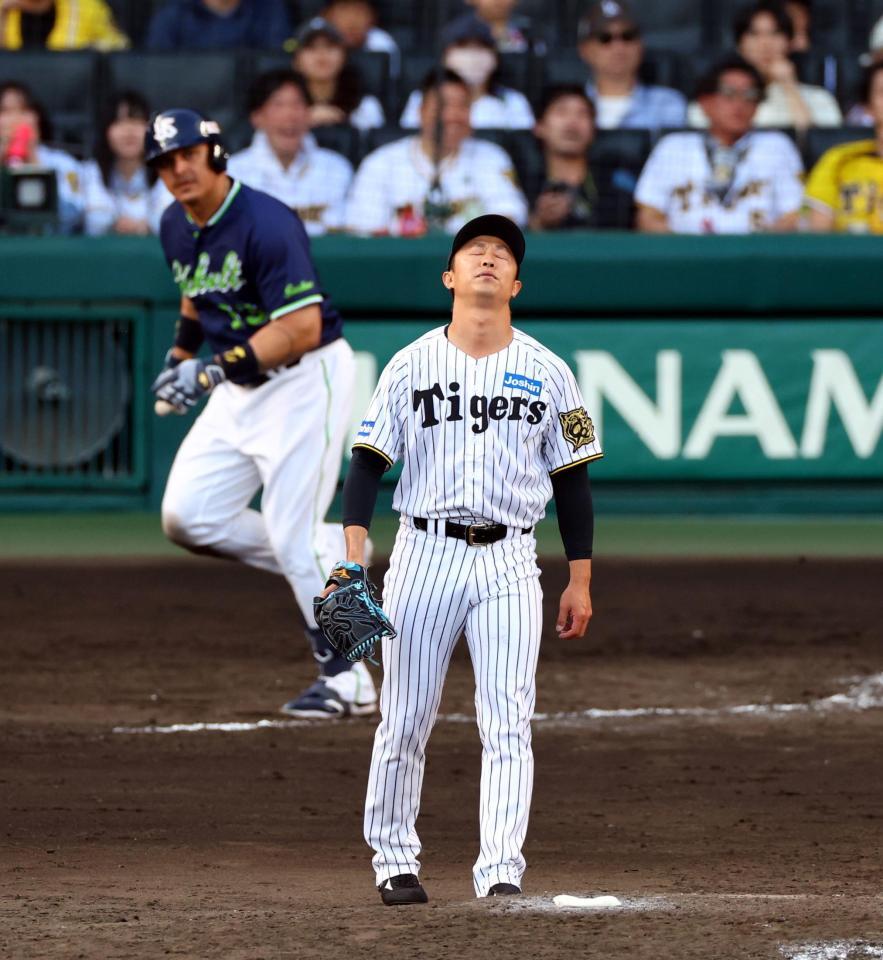 　９回、島本はオスナに適時打を許す（撮影・山口登）