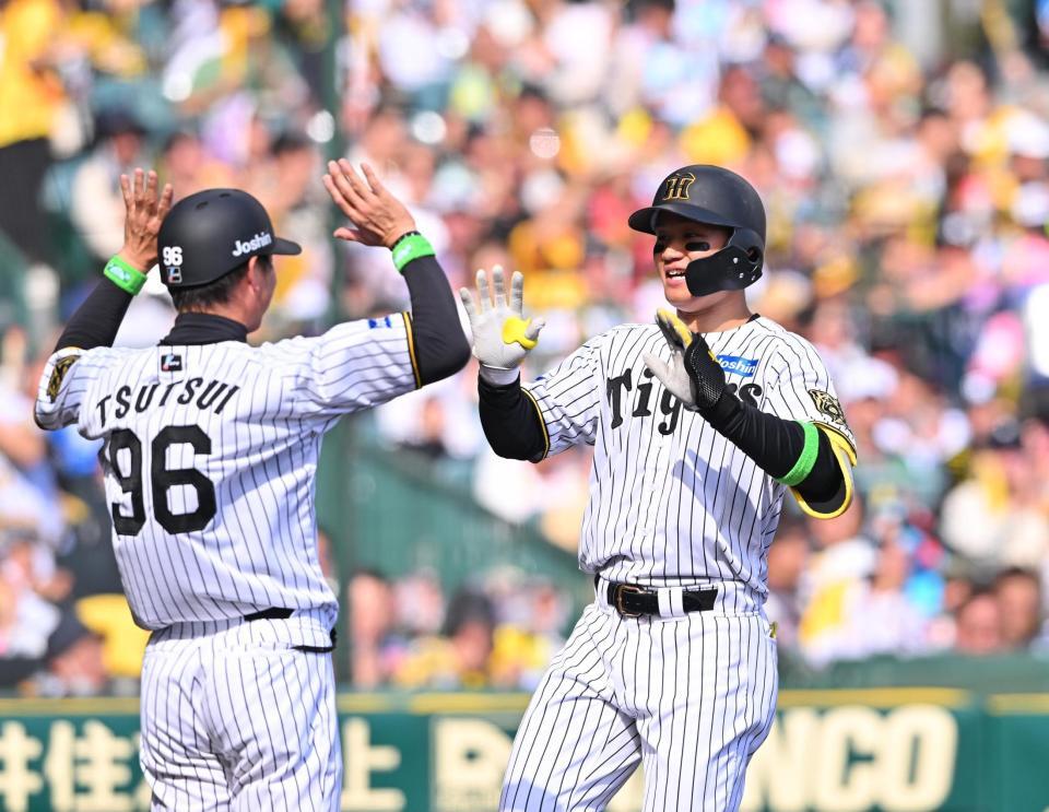 　４回、同点ソロを放ち笑顔の森下（右）＝撮影・西田忠信