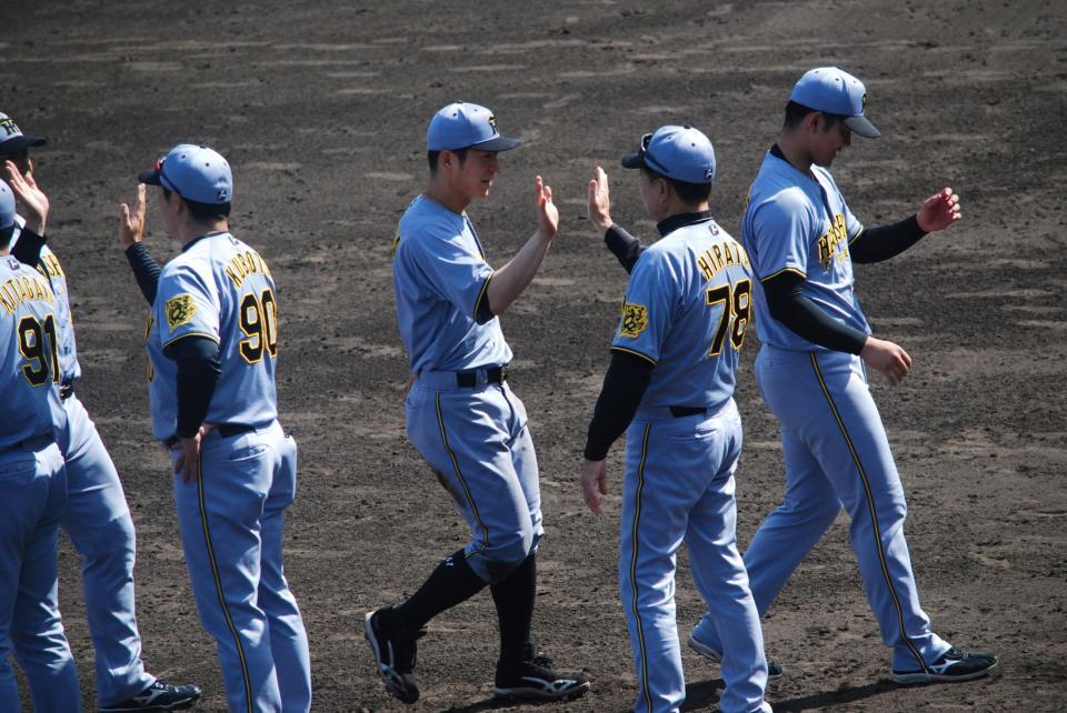 　勝利後のハイタッチをする平田２軍監督（右から２人目）