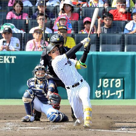 　４回、左越えに同点ソロを放つ森下（撮影・山口登）　