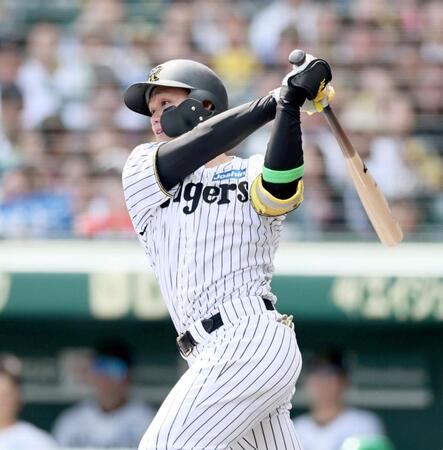 　１回、安打を放つ森下（撮影・田中太一）