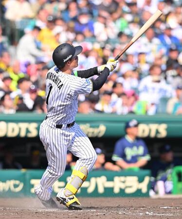 　４回、同点ソロを放つ森下（撮影・西田忠信）