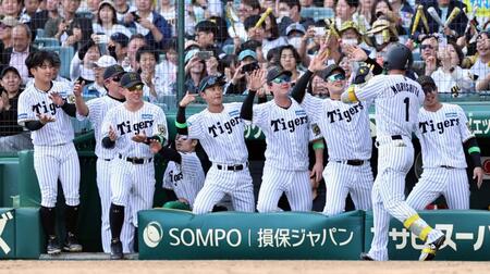 　４回、ソロを放った森下（右から２人目）を出迎える伊原（左端）らナイン（撮影・田中太一）