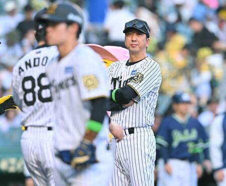 　敗戦後、腕組みしてあいさつに向かう藤川監督（撮影・西田忠信）