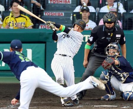 　９回、右前打を放つ近本