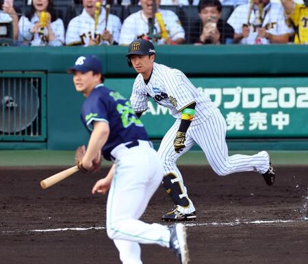 　７回、右前打を放つ近本（撮影・山口登）