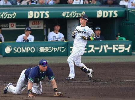 ９回阪神２死一塁、右前打を放つ阪神・近本光司＝甲子園（撮影・山口登）