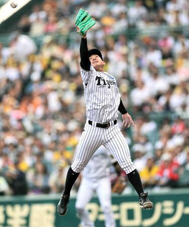 　６回、オスナの打球に飛びつく伊原（撮影・田中太一）