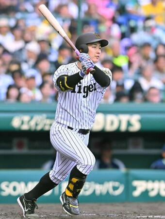 　５回、右前打を放つ伊原（撮影・西田忠信）