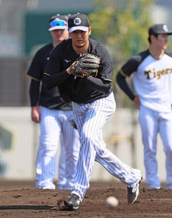 　投内連係で打球を追う岩貞（撮影・北村雅宏）