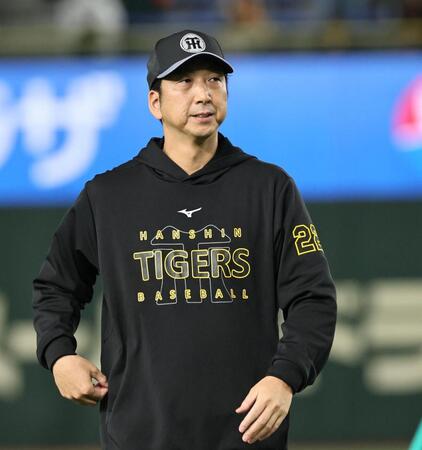 　練習を終え引き揚げる藤川監督（撮影・田中太一）