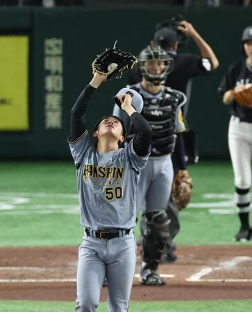 　３回、ピンチで汗をぬぐう富田（撮影・金田祐二）