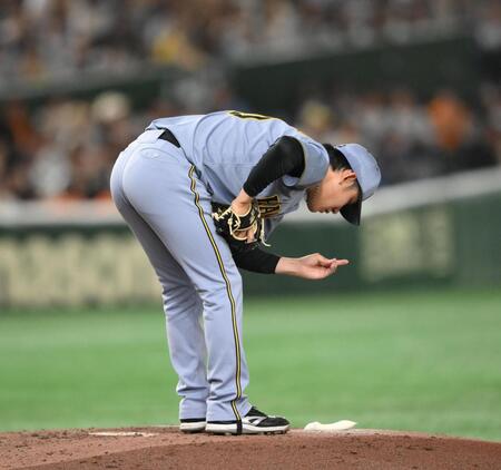 　３回、指先を気にする富田（撮影・堀内翔）