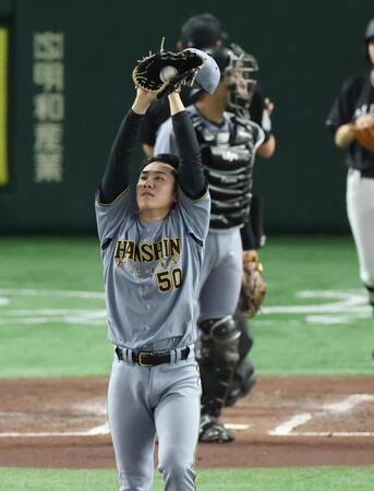 　３回、ピンチで汗をぬぐう富田（撮影・金田祐二）