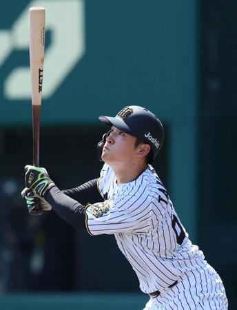 　４回、二塁打を放つ高寺（撮影・北村雅宏）