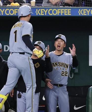 　４回、同点ソロを放った森下（左）を迎える藤川監督