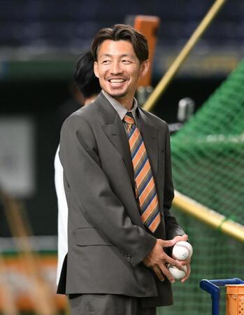 　解説者として練習を見守る鳥谷敬氏