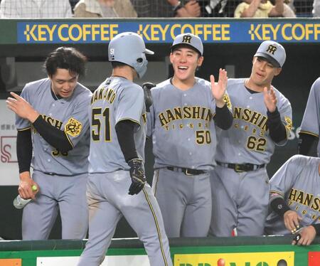 　６回、生還した中野（５１番）を迎える富田（撮影・堀内翔）