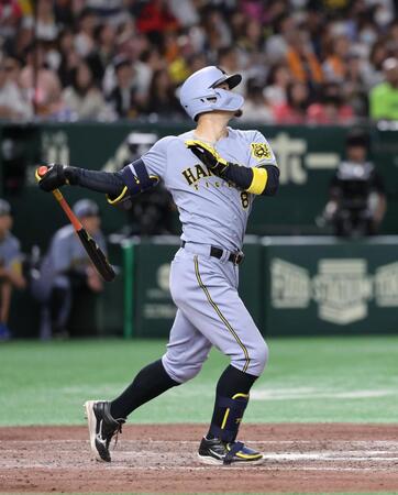 　９回、佐藤輝が右中間に３ランを放つ