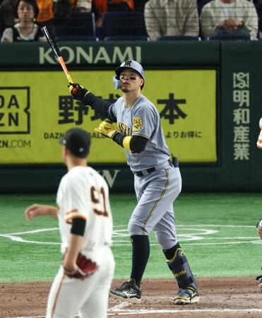 　９回、右中間に３ランを放つ佐藤輝（撮影・金田祐二）