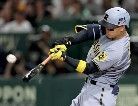 　９回、３ランを放つ佐藤輝（撮影・田中太一）