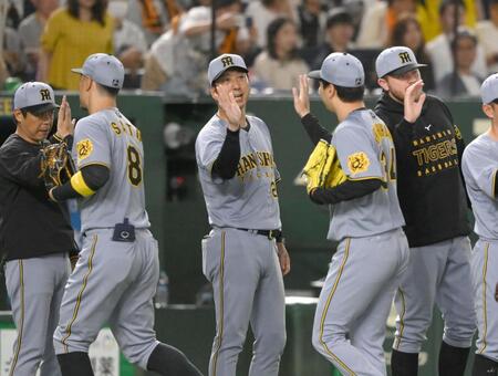 　試合後、漆原を迎える藤川監督（中央）。右端はビーズリー（撮影・堀内翔）