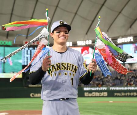 　４安打で大活躍の森下は鯉のぼりを手に笑顔を見せる（撮影・田中太一）