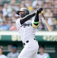 　１回、安打を放つ森下（撮影・田中太一）