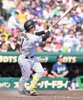 　４回、同点ソロを放つ森下（撮影・西田忠信）