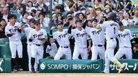 　４回、ソロを放った森下（右から２人目）を出迎える伊原（左端）らナイン（撮影・田中太一）