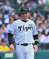 　７回、伊原の交代を告げた藤川監督（撮影・西田忠信）