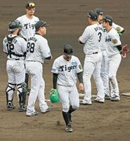 　７回、３点目を奪われ途中降板する伊原（撮影・立川洋一郎）